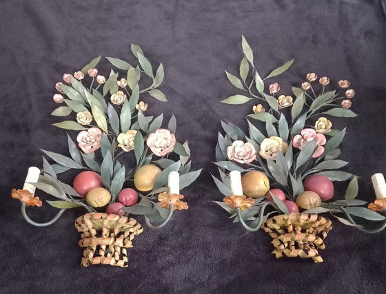 Image 1 of Reusachtig en zeldzaam prachtig paar antieke wandlampen van ijzeren platen Fruit en bloemen