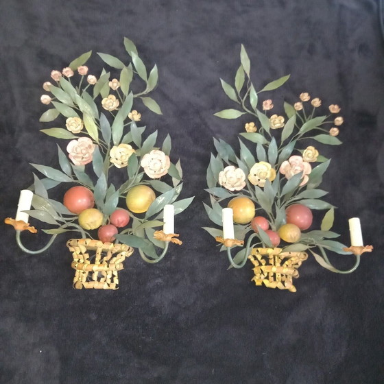 Image 1 of Reusachtig en zeldzaam prachtig paar antieke wandlampen van ijzeren platen Fruit en bloemen