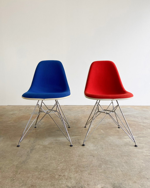 2x Vitra en Miller Eames DSR Fiberglass stoel