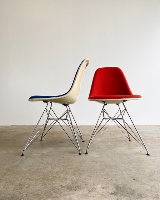 2x Vitra en Miller Eames DSR Fiberglass stoel