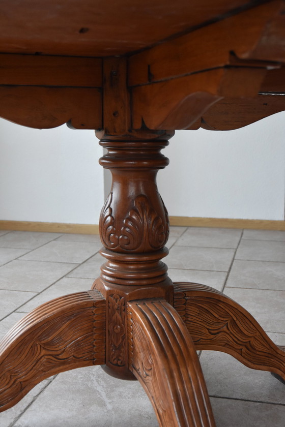 Image 1 of Oude Houten Eetkamer Set - Met Geborduurde Stoelen