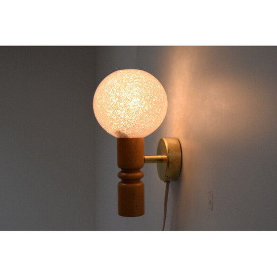 Image 1 of Vintage wandlamp in kunststof, hout en messing van Pokrok Zilina, Tsjecho-Slowakije 1970