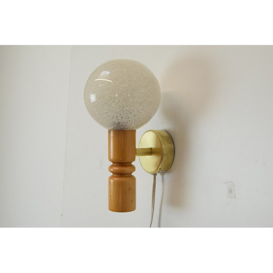 Image 1 of Vintage wandlamp in kunststof, hout en messing van Pokrok Zilina, Tsjecho-Slowakije 1970
