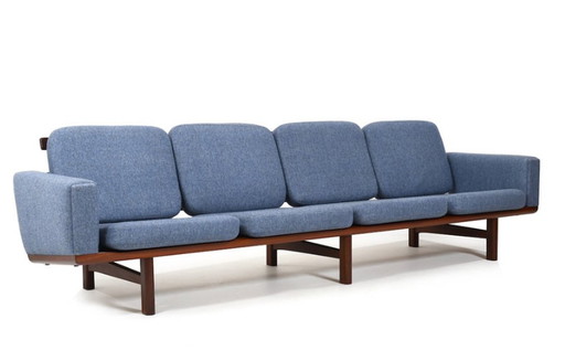 Teakhouten Ge-236/4 bank van Hans J. Wegner voor Getama, jaren 1960