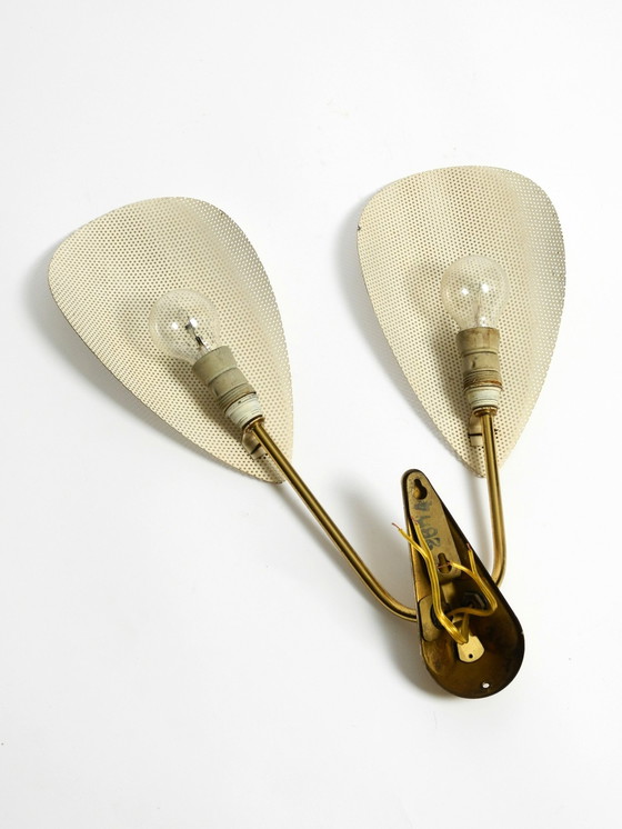 Image 1 of Originele Mid Century Moderne Messing Wandlamp Met Geperforeerd Metalen Plaat Lampenkappen
