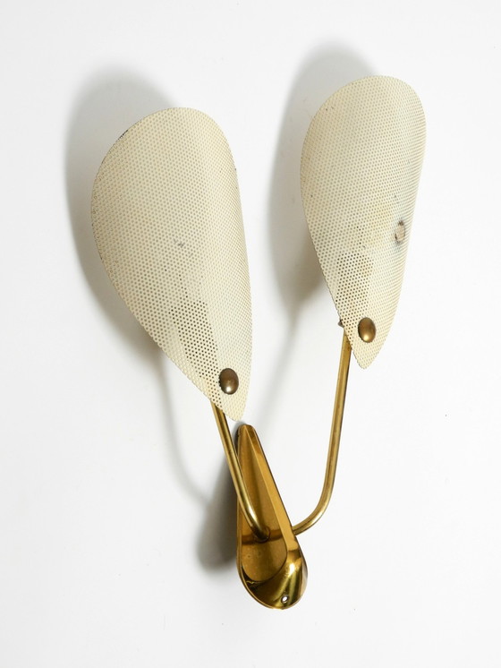 Image 1 of Originele Mid Century Moderne Messing Wandlamp Met Geperforeerd Metalen Plaat Lampenkappen