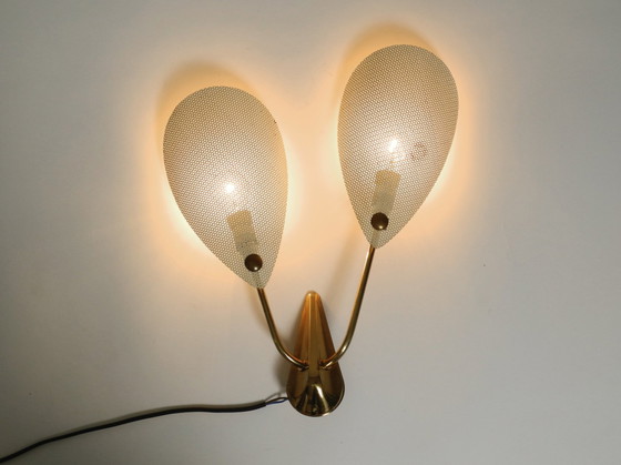 Image 1 of Originele Mid Century Moderne Messing Wandlamp Met Geperforeerd Metalen Plaat Lampenkappen