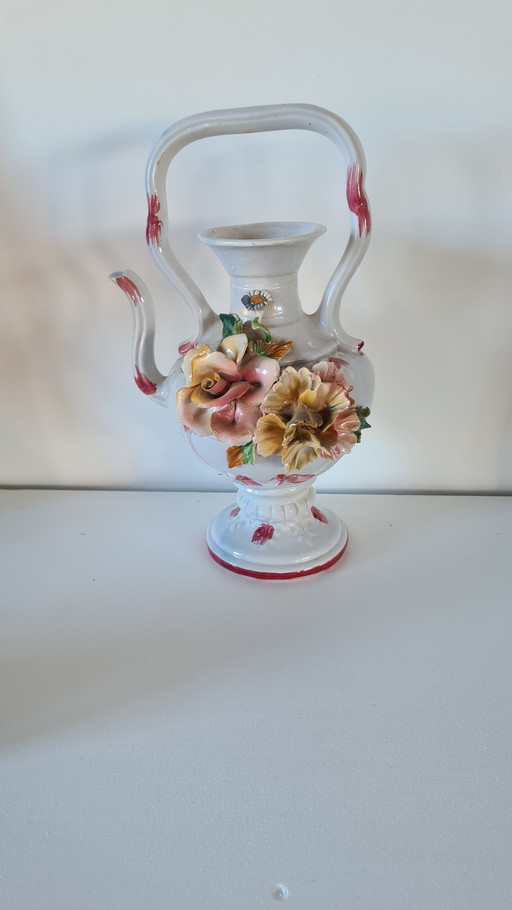 Decoratieve keramische kan uit Capodimonte