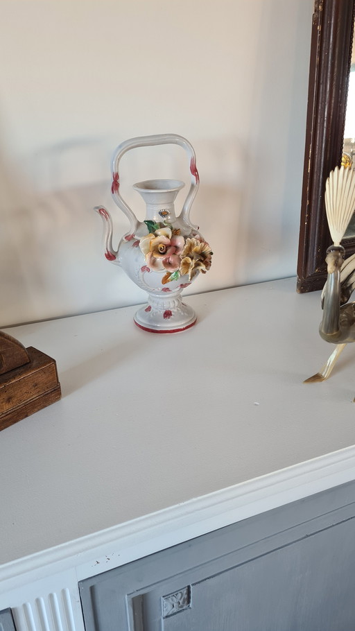 Decoratieve keramische kan uit Capodimonte