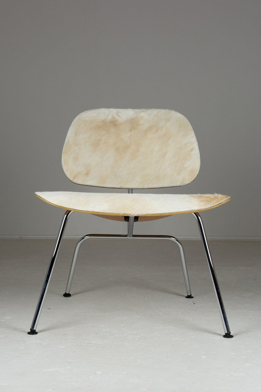 Charles & Ray Eames.Paar Eames Lcm stoelen in kalfshuid voor Vitra