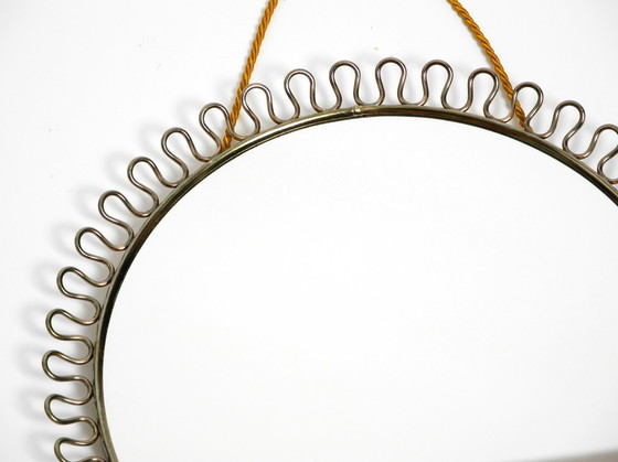 Image 1 of Prachtige kleine originele Mid Century metalen wandspiegel met strikontwerp in goudkleur