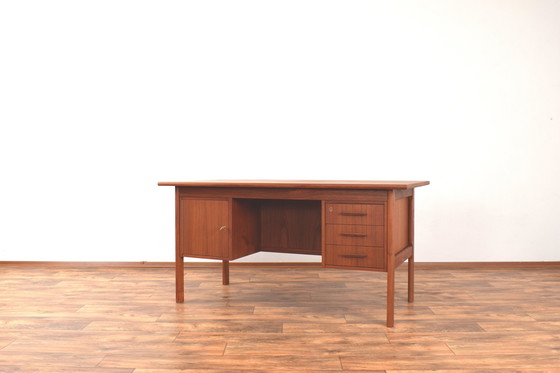 Image 1 of Mid Century Deense vrijstaande teakhouten bureau, 1960S