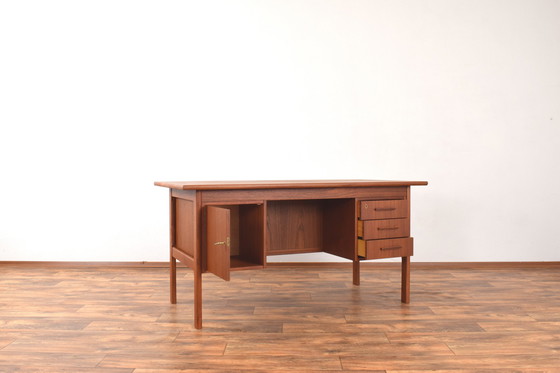 Image 1 of Mid Century Deense vrijstaande teakhouten bureau, 1960S