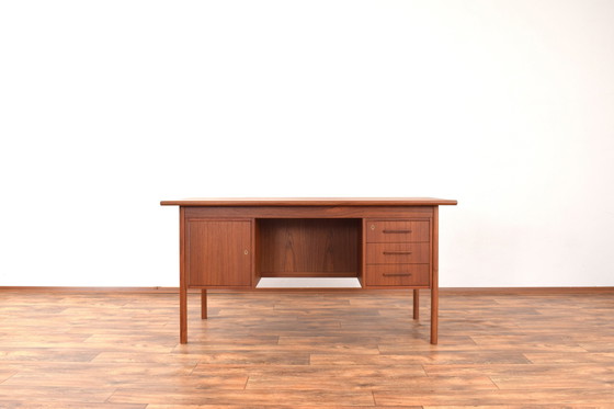 Image 1 of Mid Century Deense vrijstaande teakhouten bureau, 1960S