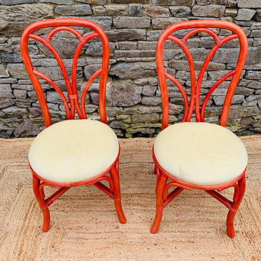 Paar vintage stoelen in rood rotan en stof