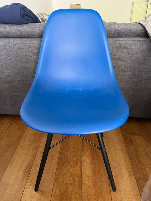 Vitra DSW stoel zwart esdoorn blauw