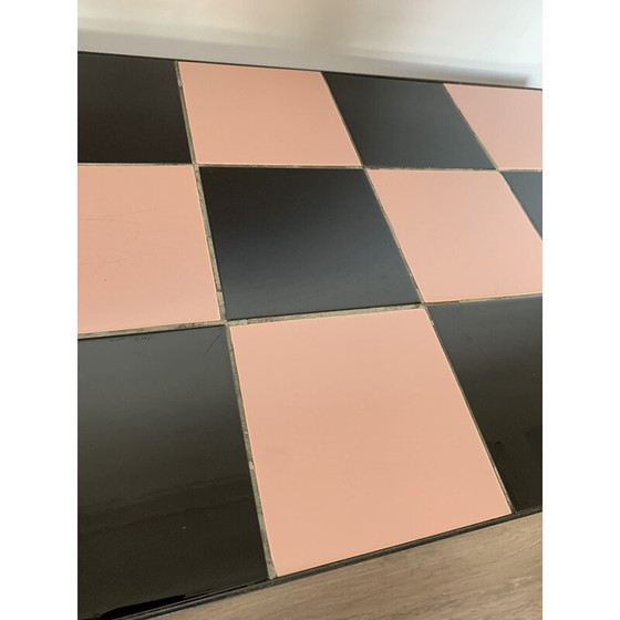 Image 1 of Vintage salontafel in metaal en zwart en roze dambord