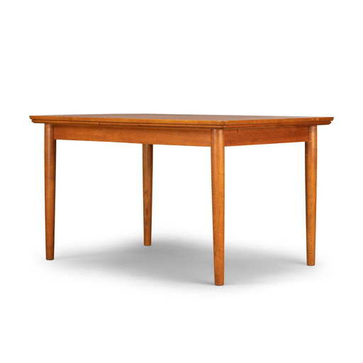 Uitschuifbare teak tafel