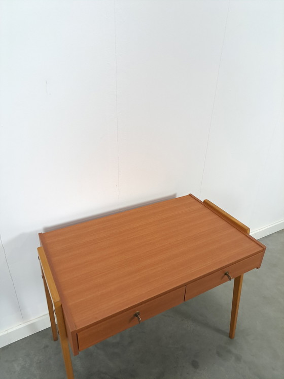 Image 1 of Formica bureau met lades