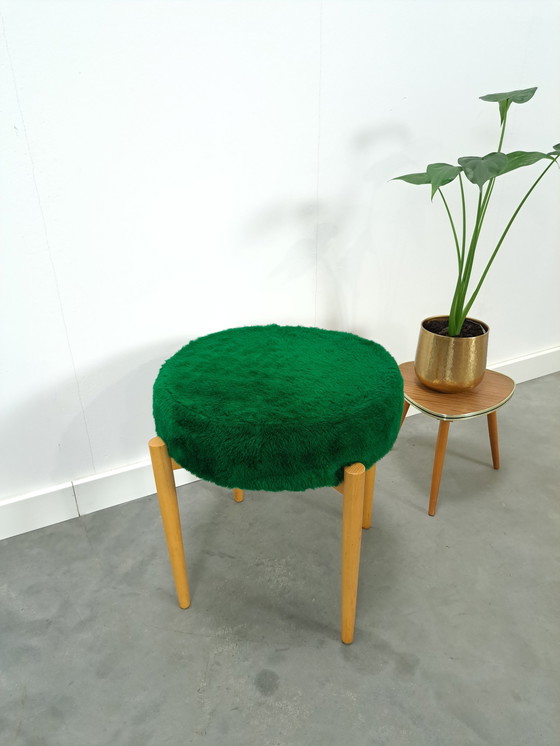 Image 1 of Houten kruk met groen kussen vintage