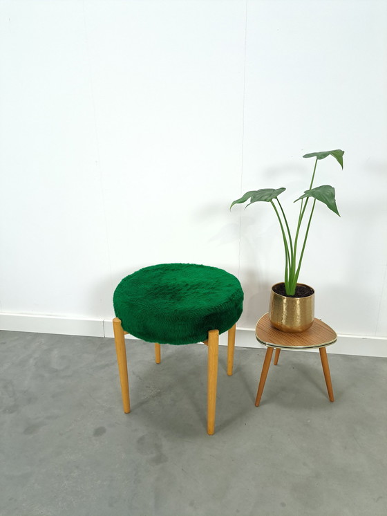 Image 1 of Houten kruk met groen kussen vintage