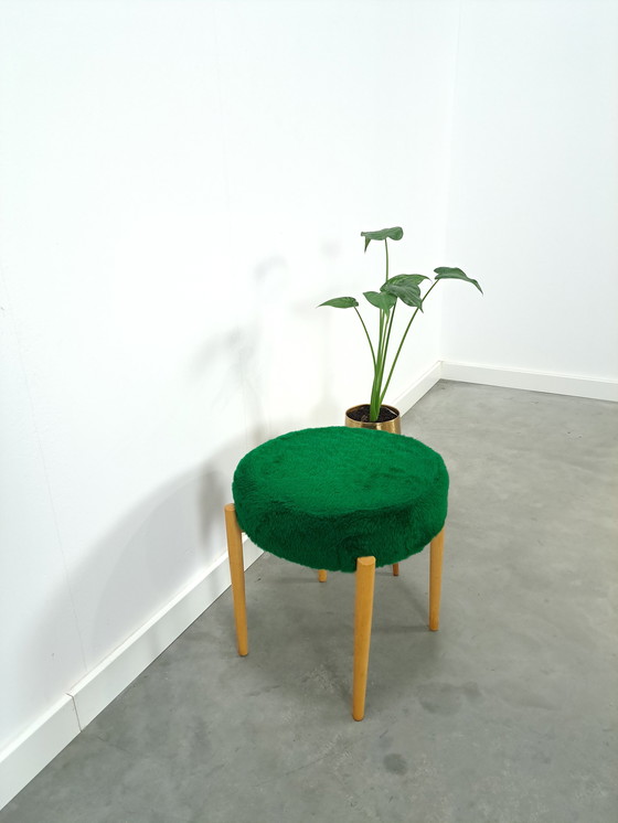 Image 1 of Houten kruk met groen kussen vintage