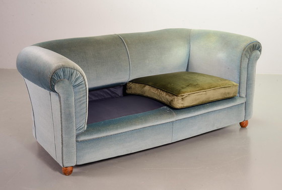 Image 1 of Chesterfield Duotone tweezits Victoriaanse bank in matblauw en mosgroen fluweel, jaren 50. ref. SS058