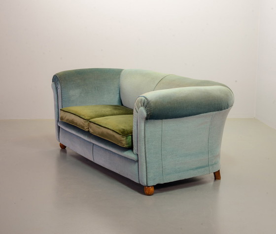 Image 1 of Chesterfield Duotone tweezits Victoriaanse bank in matblauw en mosgroen fluweel, jaren 50. ref. SS058