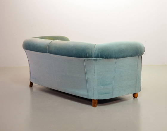 Image 1 of Chesterfield Duotone tweezits Victoriaanse bank in matblauw en mosgroen fluweel, jaren 50. ref. SS058