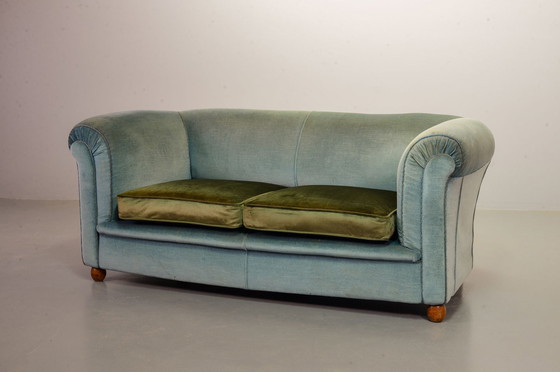 Image 1 of Chesterfield Duotone tweezits Victoriaanse bank in matblauw en mosgroen fluweel, jaren 50. ref. SS058