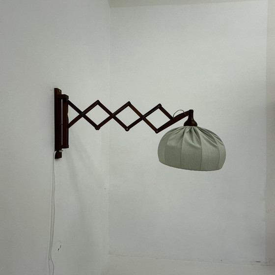 Image 1 of Vintage teakhouten schaar wandlamp , jaren 1960