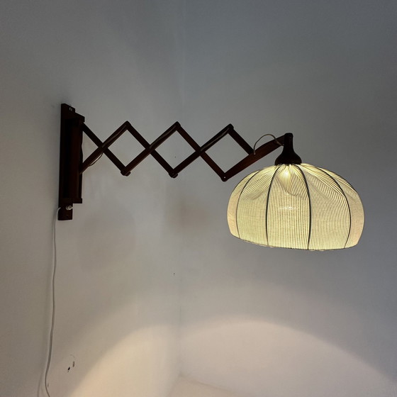 Image 1 of Vintage teakhouten schaar wandlamp , jaren 1960