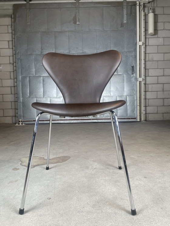 Image 1 of 4x Fritz Hansen Serie 7 stoel by Arne Jacobsen (bruin)