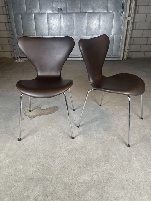 4x Fritz Hansen Serie 7 stoel by Arne Jacobsen (bruin)