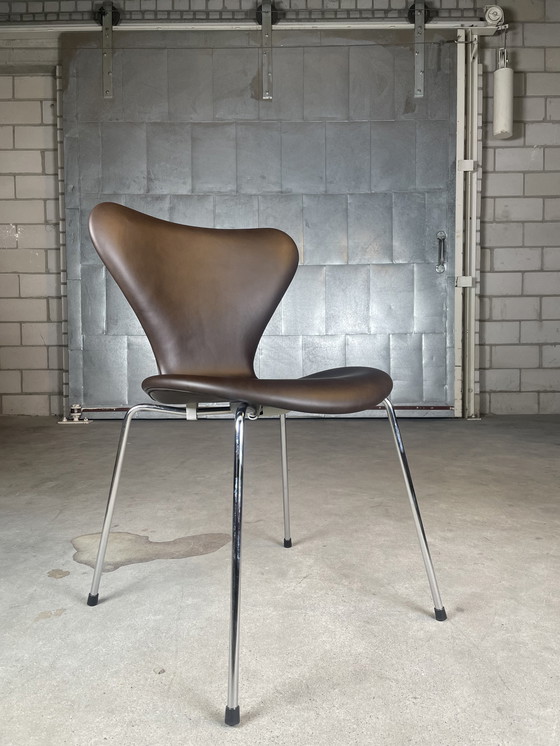 Image 1 of 4x Fritz Hansen Serie 7 stoel by Arne Jacobsen (bruin)