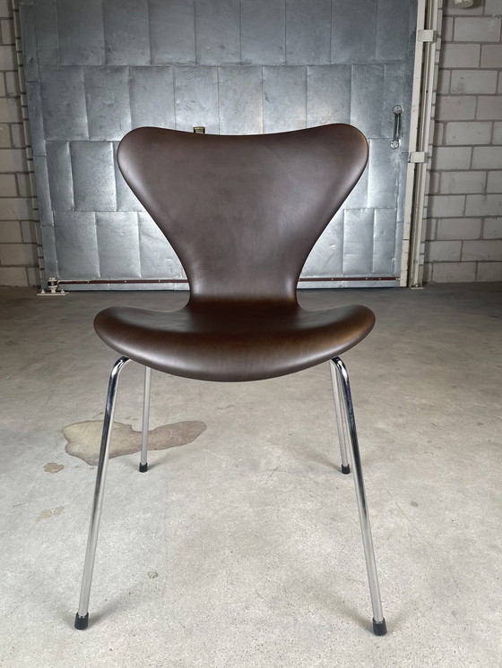 Image 1 of 4x Fritz Hansen Serie 7 stoel by Arne Jacobsen (bruin)