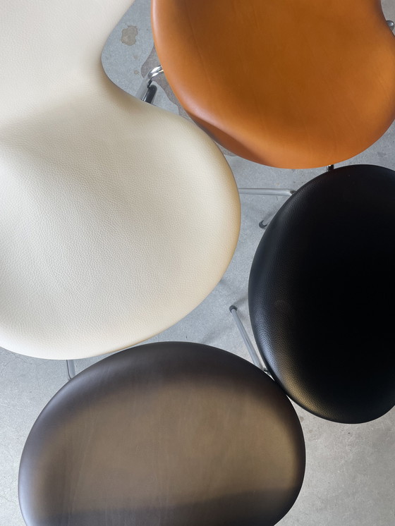 Image 1 of 4x Fritz Hansen Serie 7 stoel by Arne Jacobsen (bruin)