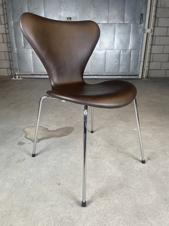 Image 1 of 4x Fritz Hansen Serie 7 stoel by Arne Jacobsen (bruin)