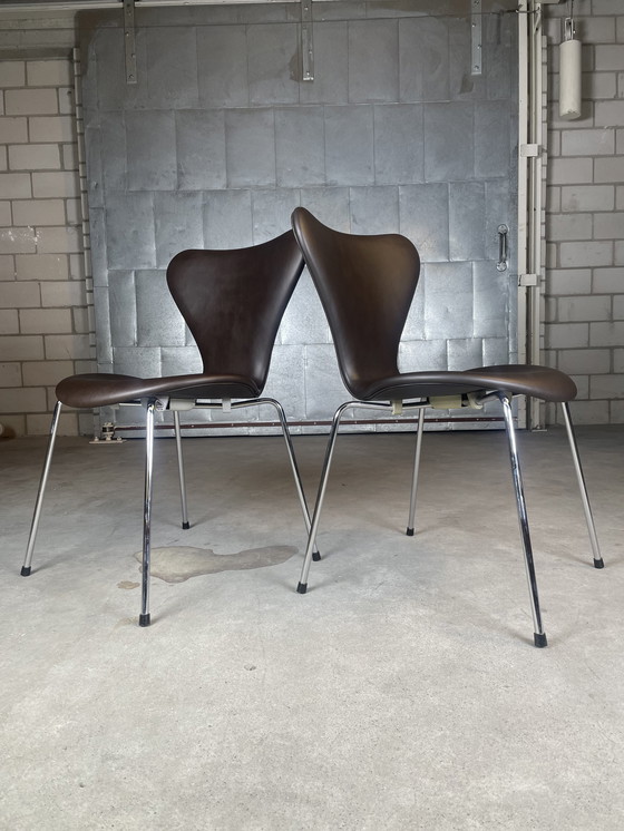 Image 1 of 4x Fritz Hansen Serie 7 stoel by Arne Jacobsen (bruin)