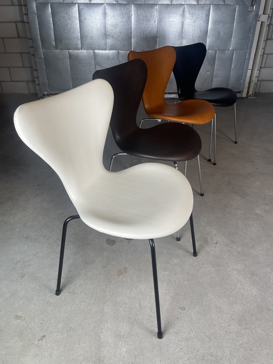 Image 1 of 4x Fritz Hansen Serie 7 stoel by Arne Jacobsen (bruin)