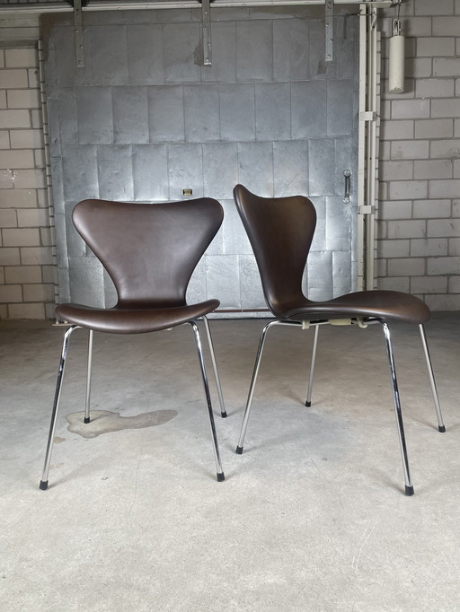 4x Fritz Hansen Serie 7 stoel by Arne Jacobsen (bruin)