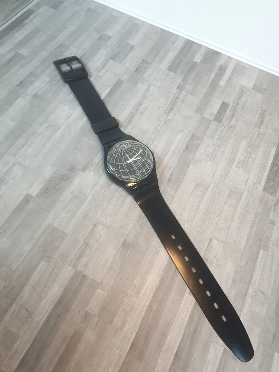 Image 1 of Swatch Maxi Wandklok Zwarte Globe Vintage 1994