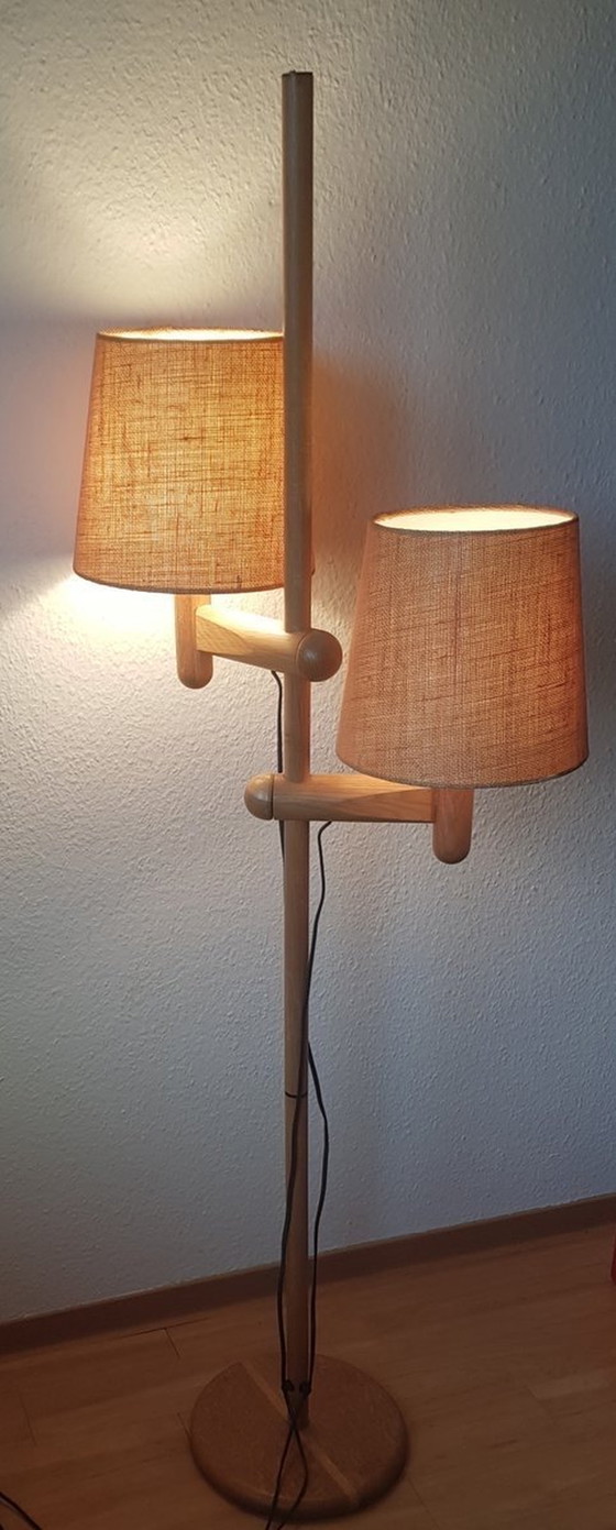 Image 1 of Houten Vloerlamp Met 2 Kappen Van Temde