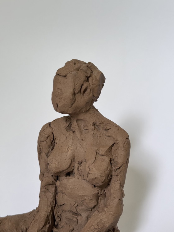 Image 1 of Yolande Ide - terracotta beeld van een naakte vrouw