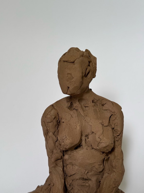 Image 1 of Yolande Ide - terracotta beeld van een naakte vrouw