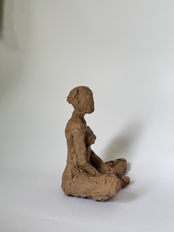 Image 1 of Yolande Ide - terracotta beeld van een naakte vrouw