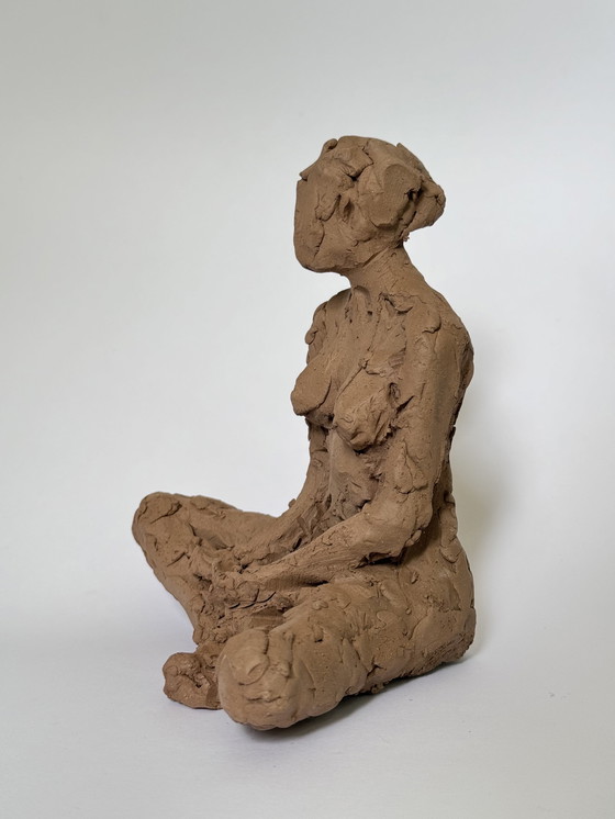 Image 1 of Yolande Ide - terracotta beeld van een naakte vrouw