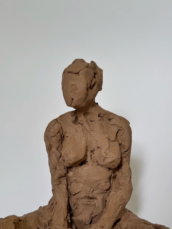 Image 1 of Yolande Ide - terracotta beeld van een naakte vrouw