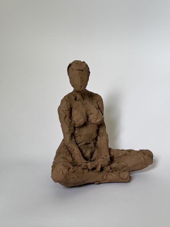 Image 1 of Yolande Ide - terracotta beeld van een naakte vrouw