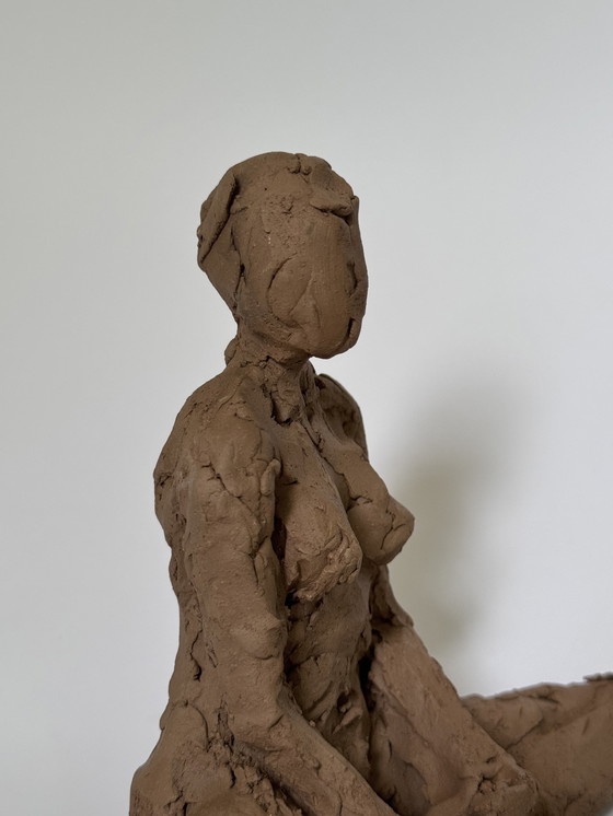 Image 1 of Yolande Ide - terracotta beeld van een naakte vrouw